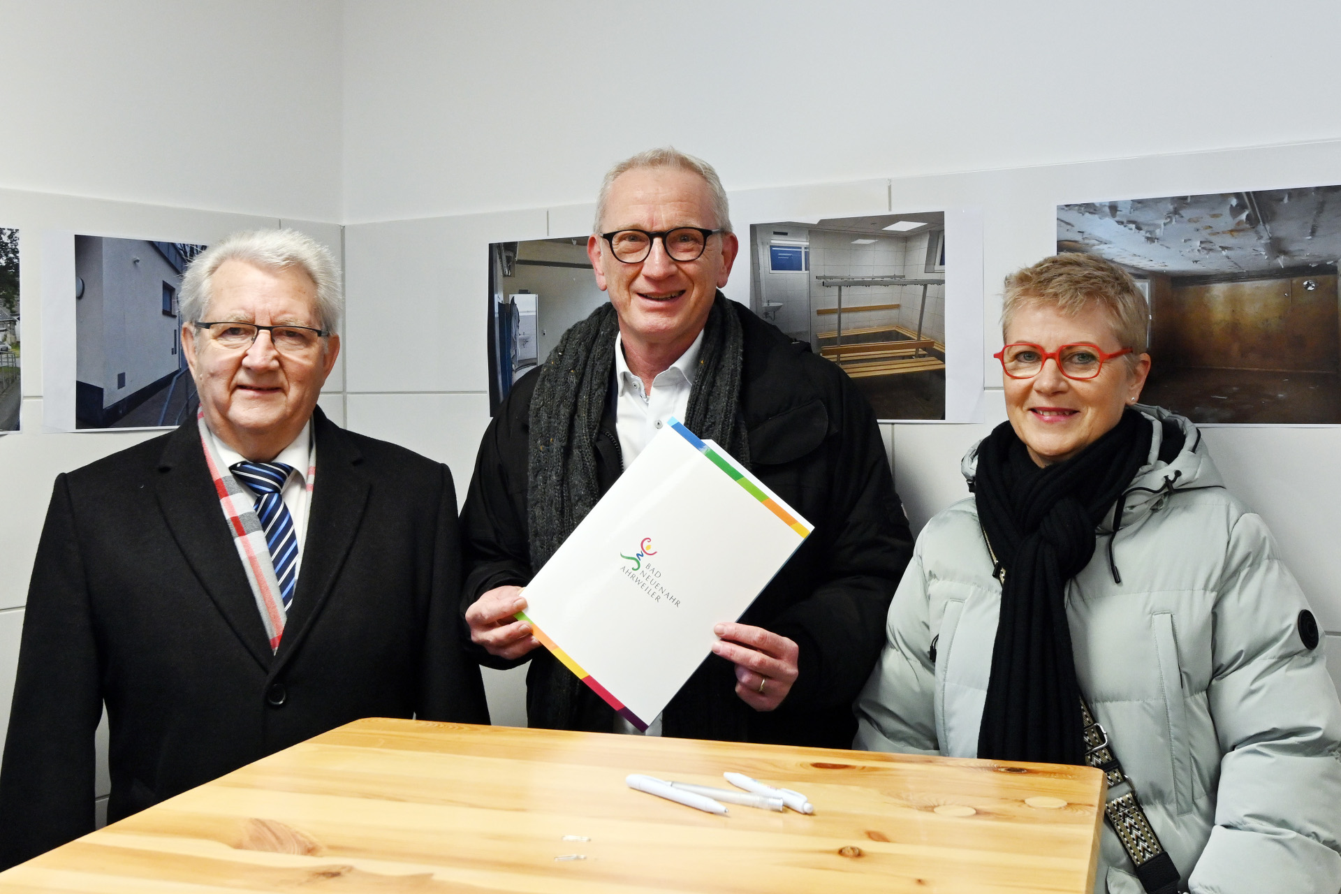 Bürgermeister Guido Orthen und die Vereins-Vorsitzenden Edgar Flohe und Annette Sebastian unterzeichnen einen Pachtvertrag für die kommenden 25 Jahre