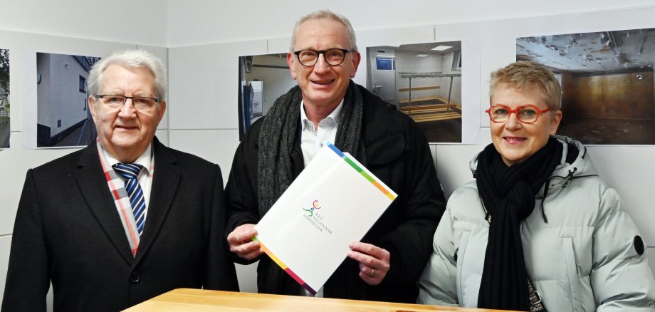 Bürgermeister Guido Orthen und die Vereins-Vorsitzenden Edgar Flohe und Annette Sebastian unterzeichnen einen Pachtvertrag für die kommenden 25 Jahre