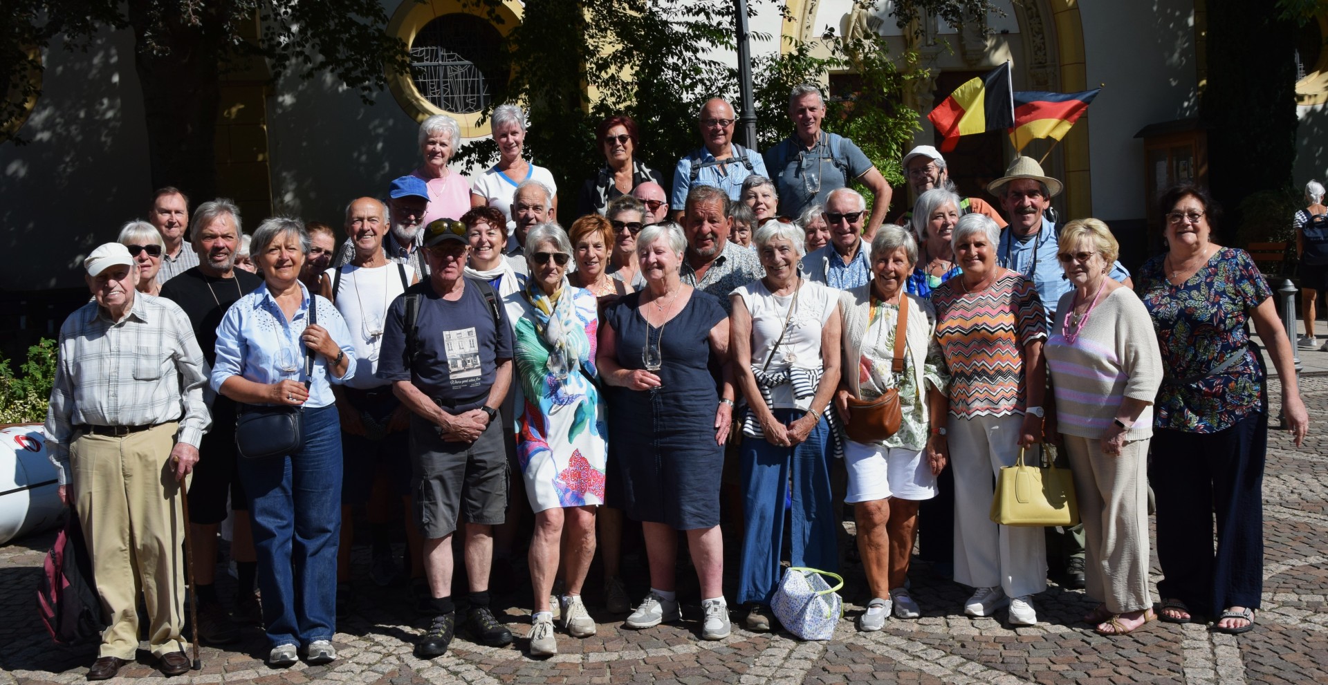Der Besuch aus Brasschaat vor der St.-Laurentius-Kirche in Ahrweiler