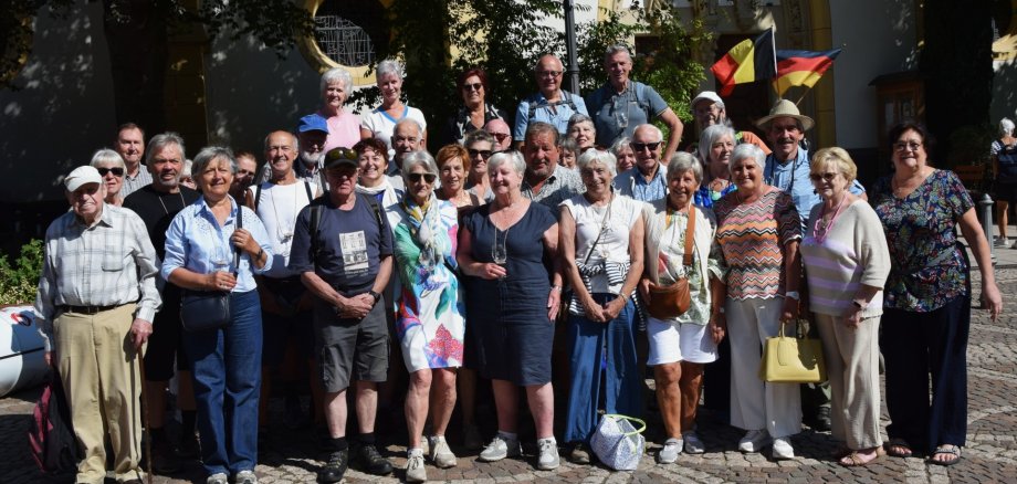 Der Besuch aus Brasschaat vor der St.-Laurentius-Kirche in Ahrweiler Der Besuch aus Brasschaat vor der St.-Laurentius-Kirche in Ahrweiler