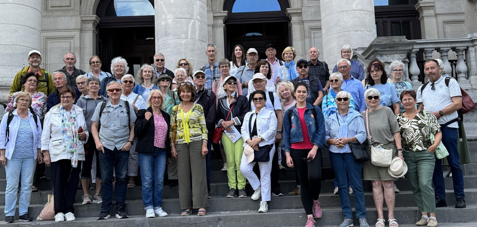 Die Gruppe aus Bad Neuenahr-Ahrweiler vor dem Museum der Schönen Künste Die Gruppe aus Bad Neuenahr-Ahrweiler vor dem Museum der Schönen Künste