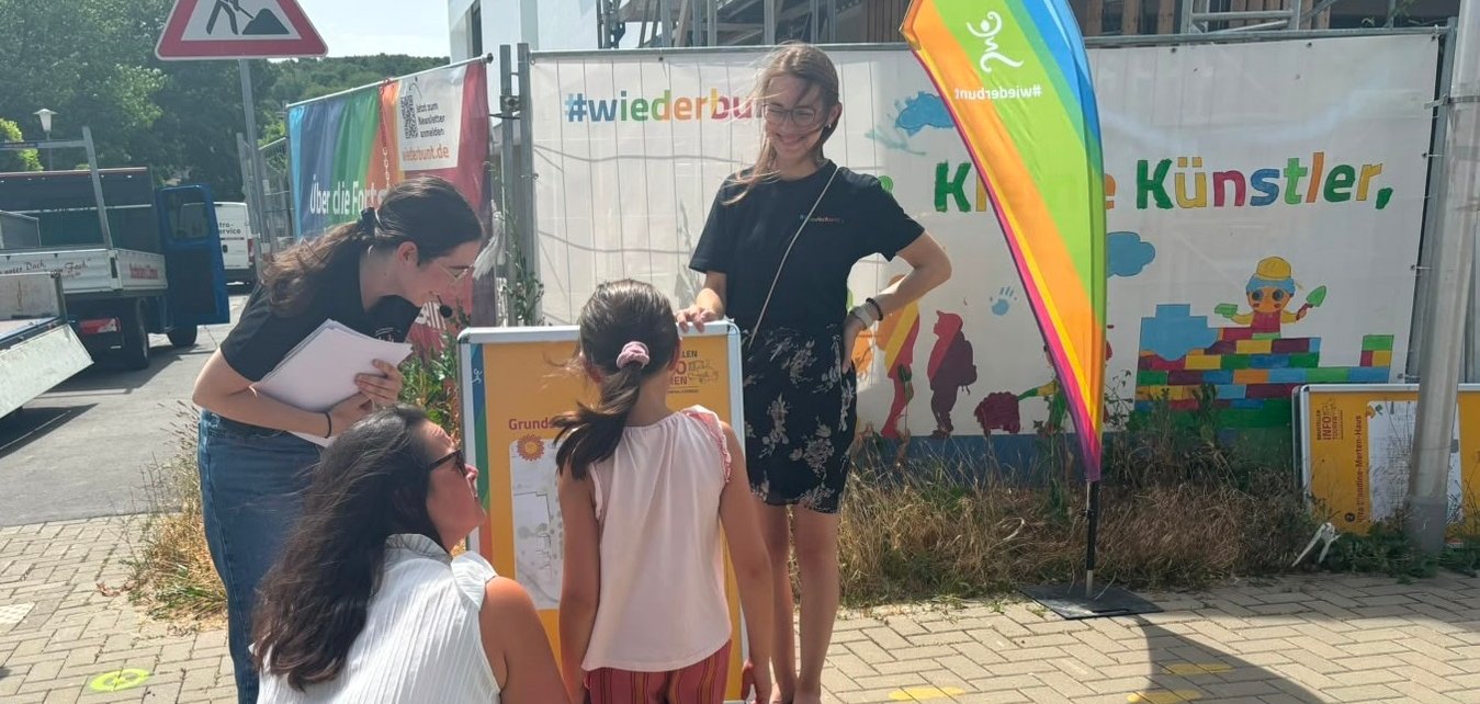 Baustellen-Info-Tour mit dem Ahrtal-Express für Familien in der vergangenen Woche Baustellen-Info-Tour mit dem Ahrtal-Express für Familien in der vergangenen Woche