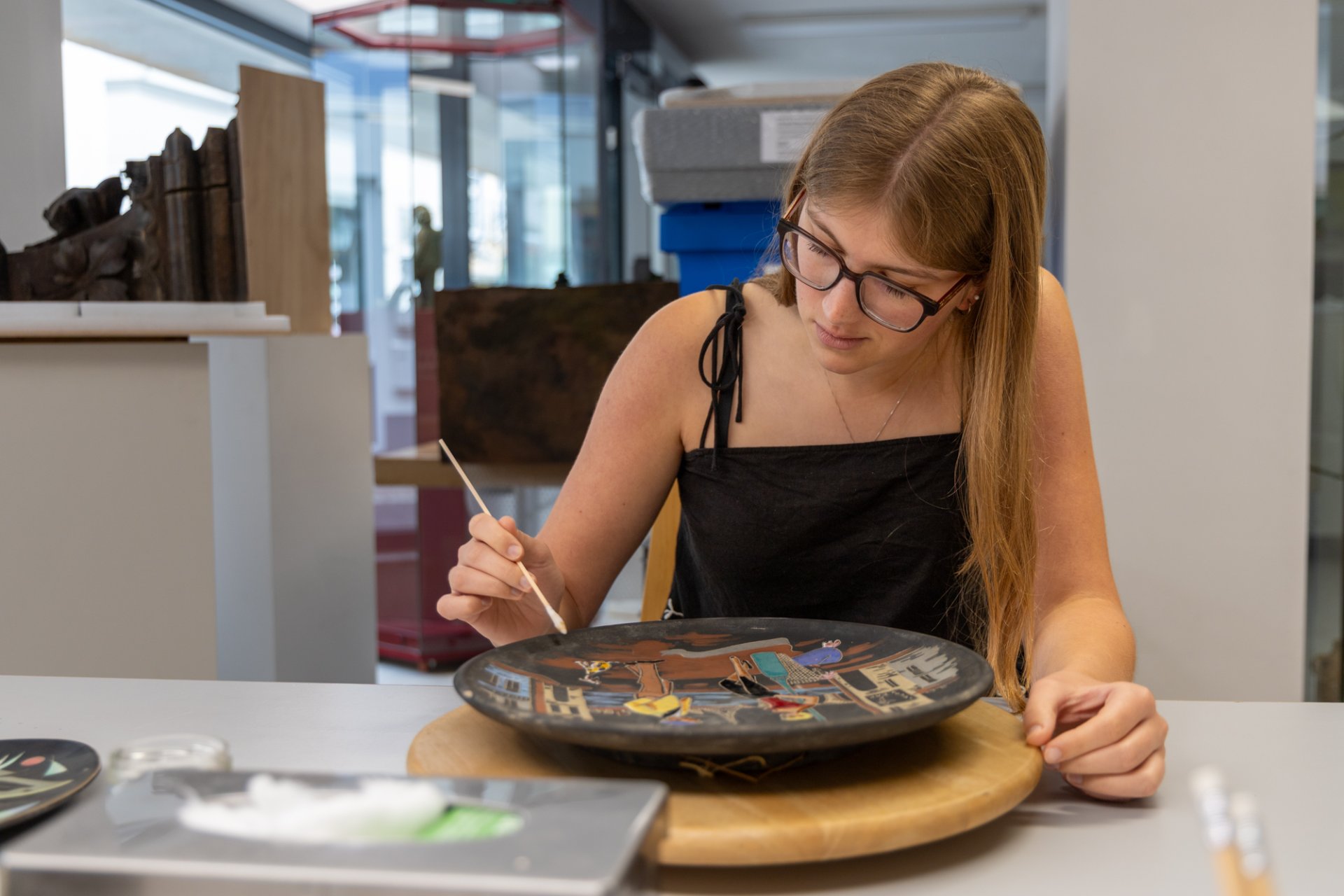 Besuch einer amerikanischen Studentin im Temporären Museumsdepot in Ahrweiler Besuch einer amerikanischen Studentin im Temporären Museumsdepot in Ahrweiler