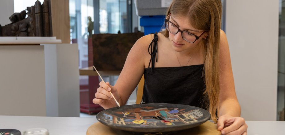 Besuch einer amerikanischen Studentin im Temporären Museumsdepot in Ahrweiler Besuch einer amerikanischen Studentin im Temporären Museumsdepot in Ahrweiler
