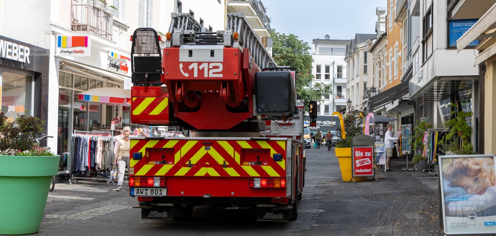 Die Drehleiter der Feuerwehr während einer Kontrollfahrt in der noch nicht sanierten Fußgängerzone Bad Neuenahr im Jahr 2024. Die Drehleiter der Feuerwehr während einer Kontrollfahrt in der noch nicht sanierten Fußgängerzone Bad Neuenahr im Jahr 2024.