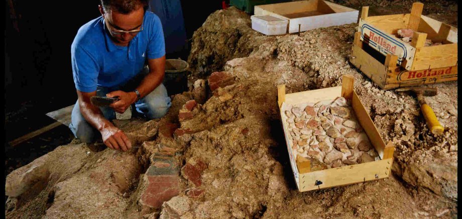 Viele der bei den Ausgrabungen gefundenen Wandmalereien sollen nicht länger in Magazinen schlummern, sondern kommen zurück in die Roemervilla. Viele der bei den Ausgrabungen gefundenen Wandmalereien sollen nicht länger in Magazinen schlummern, sondern kommen zurück in die Roemervilla.