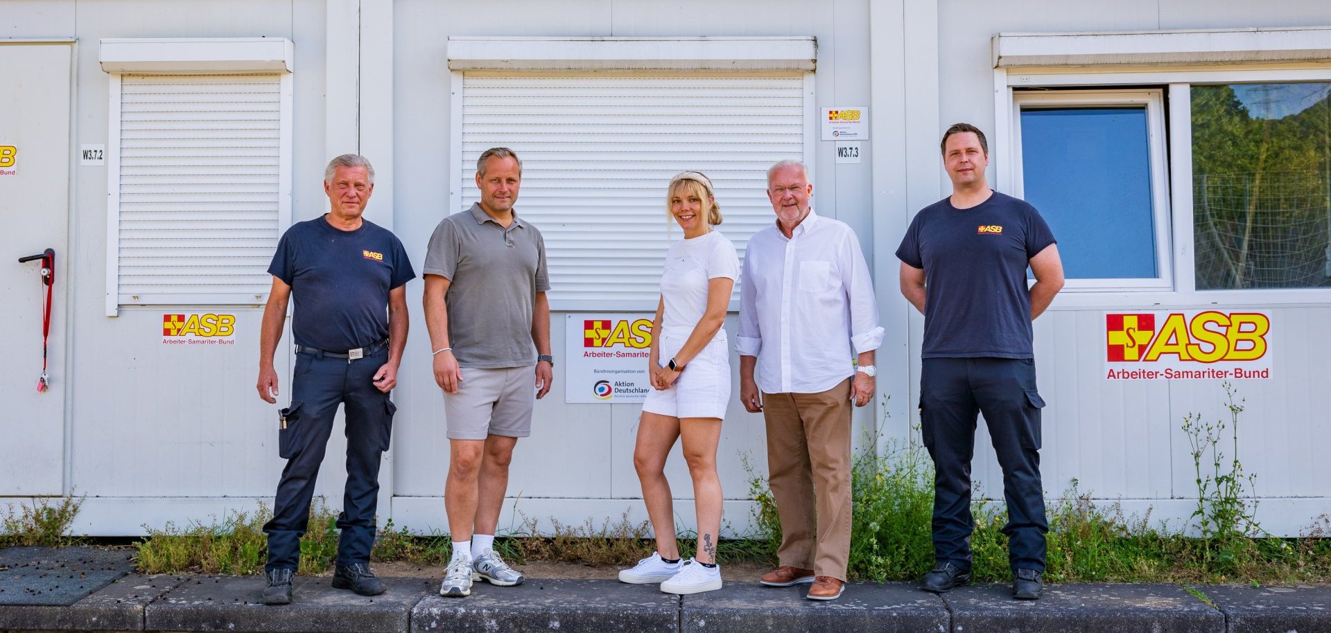 Vor-Ort-Termin mit (v.l.n.r.) Rainer Schumacher (ASB), Denis Holzem, Nadine Wenigmann, Beigeordneter Hans-Jürgen Juchem und Sino Klaaßen (ASB)