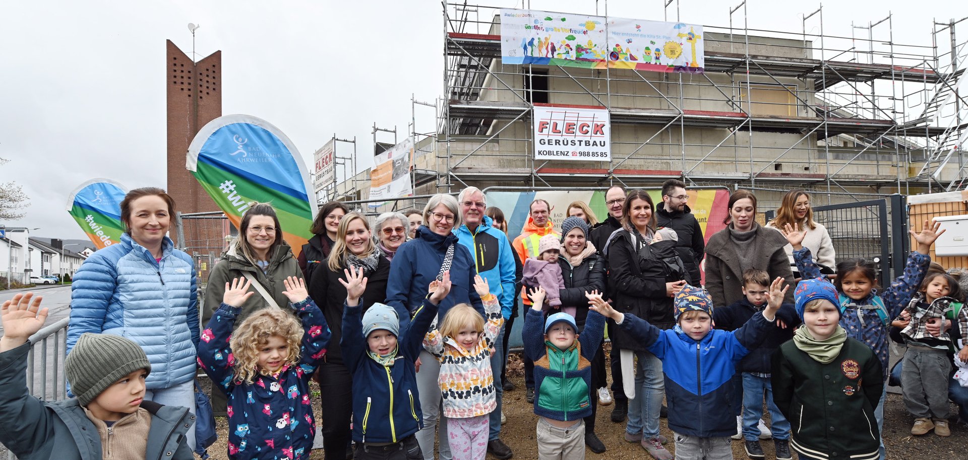 Übergabe von bunten Bannern an der Baustelle der neuen Kita St. Pius Übergabe von bunten Bannern an der Baustelle der neuen Kita St. Pius