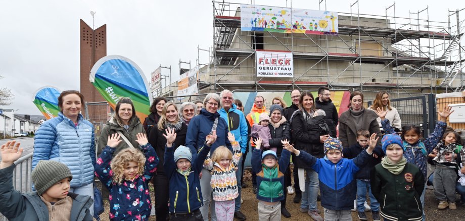 Übergabe von bunten Bannern an der Baustelle der neuen Kita St. Pius Übergabe von bunten Bannern an der Baustelle der neuen Kita St. Pius