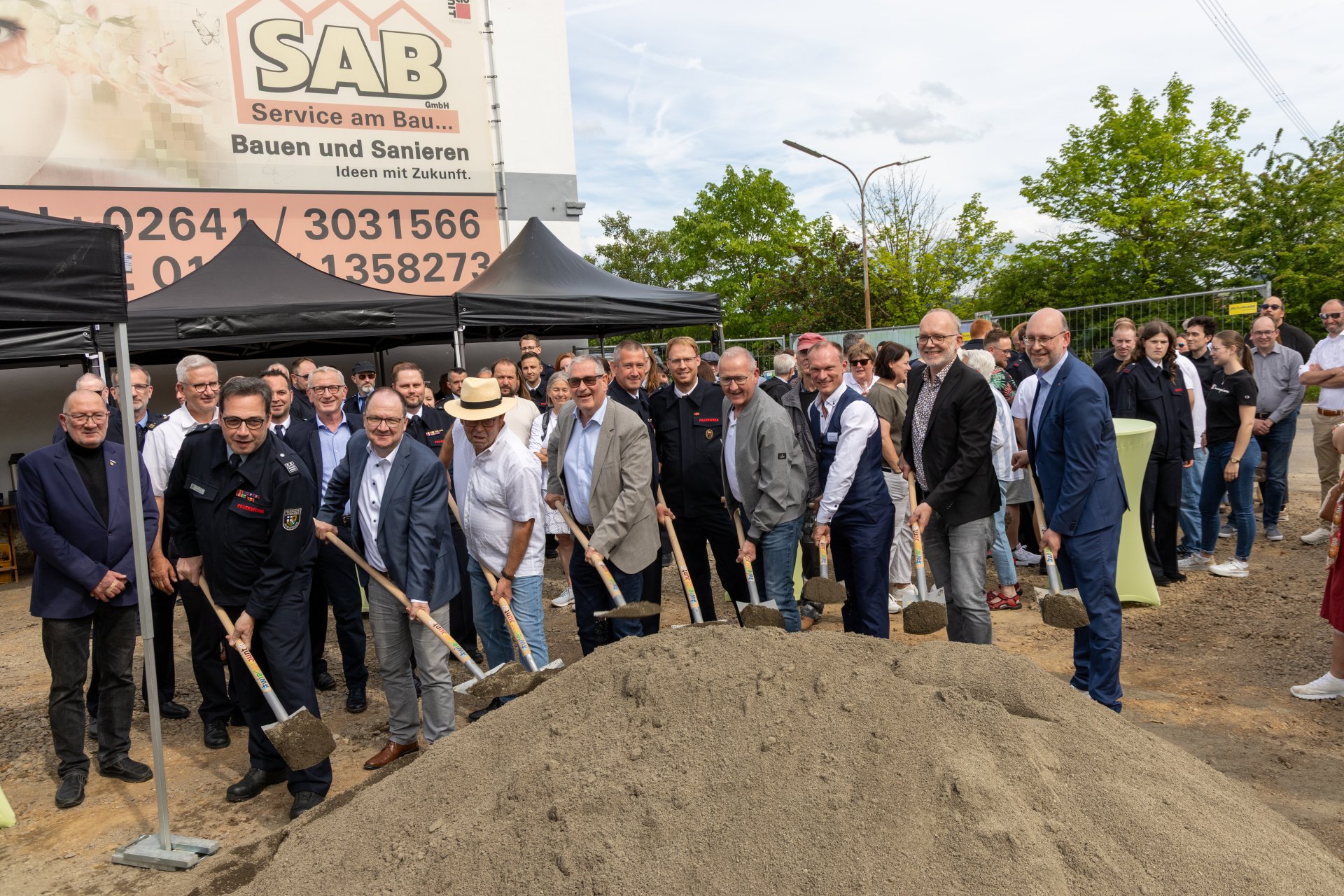 Spatenstich zum Neubau des Feuerwehrhauses der „Löschgruppe Landskrone“ in Heppingen Spatenstich zum Neubau des Feuerwehrhauses der „Löschgruppe Landskrone“ in Heppingen