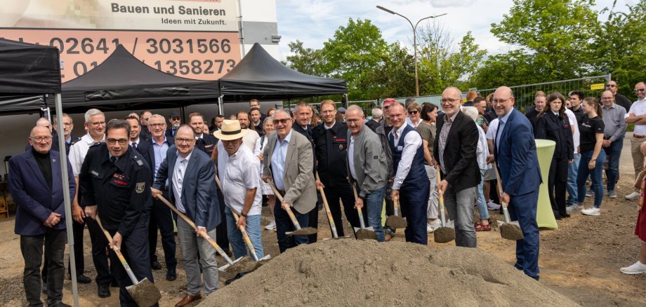 Spatenstich zum Neubau des Feuerwehrhauses der „Löschgruppe Landskrone“ in Heppingen Spatenstich zum Neubau des Feuerwehrhauses der „Löschgruppe Landskrone“ in Heppingen