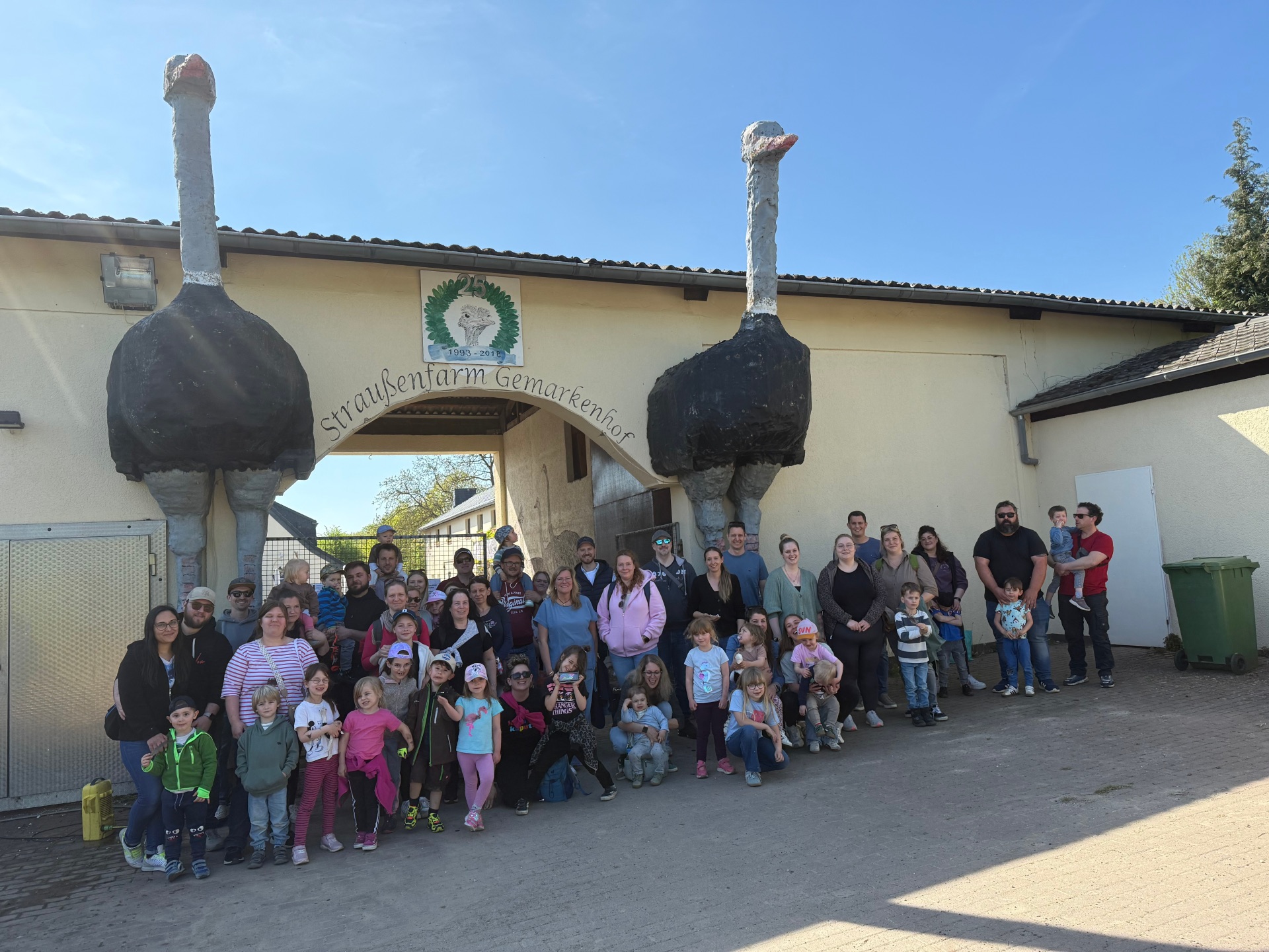 esuch einer Gruppe der Kita Sausewind (Ramersbach) auf der Straußenfarm