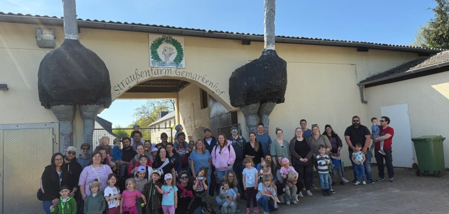 esuch einer Gruppe der Kita Sausewind (Ramersbach) auf der Straußenfarm