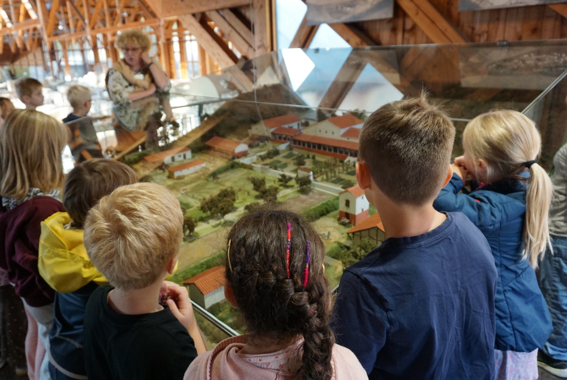 Besuch der OKUJA-Ferienfreizeit in der Roemervilla Besuch der OKUJA-Ferienfreizeit in der Roemervilla