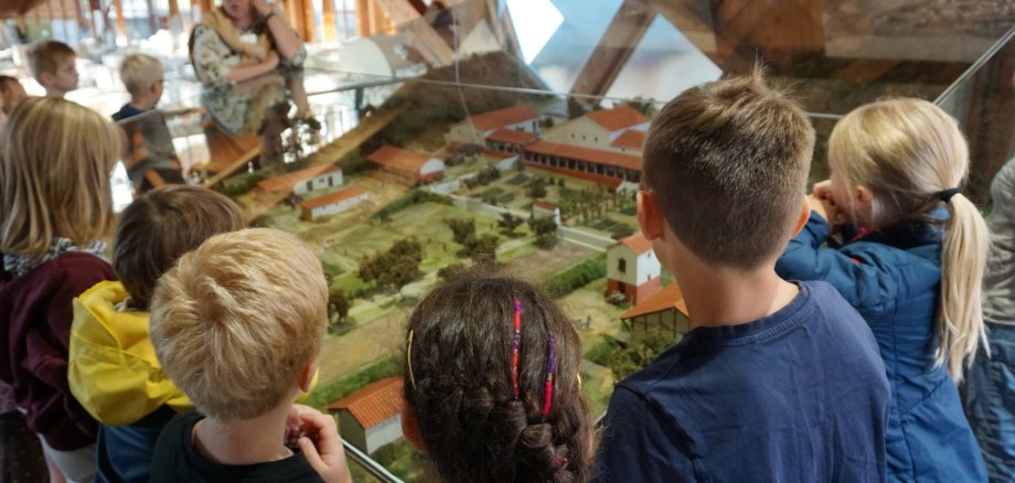 Besuch der OKUJA-Ferienfreizeit in der Roemervilla Besuch der OKUJA-Ferienfreizeit in der Roemervilla