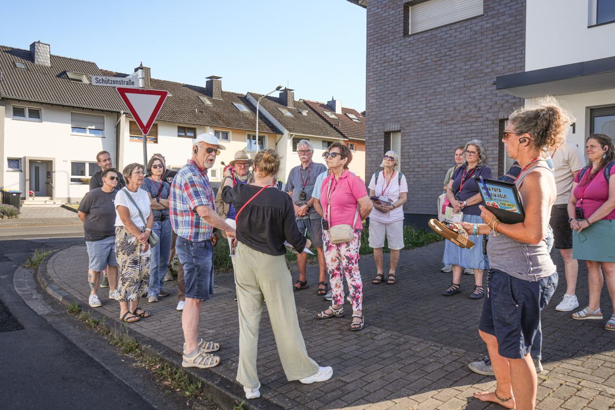 Gruppe Menschen bei Begehung einer Straße Gruppe Menschen bei Begehung einer Straße