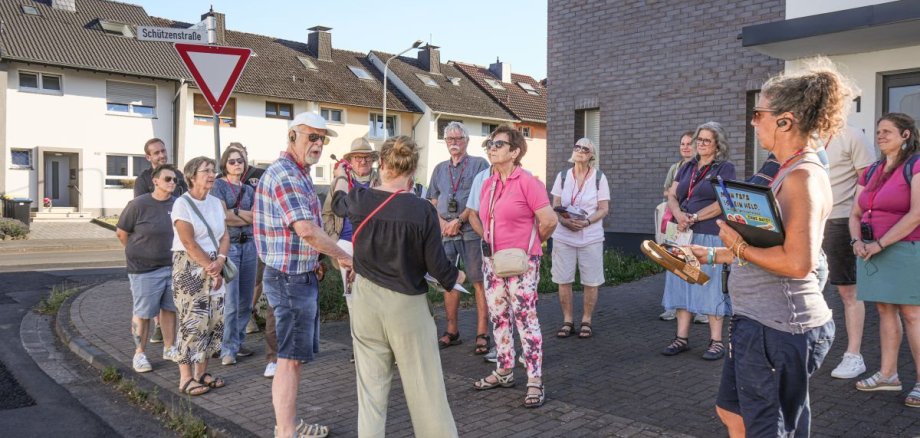 Gruppe Menschen bei Begehung einer Straße Gruppe Menschen bei Begehung einer Straße