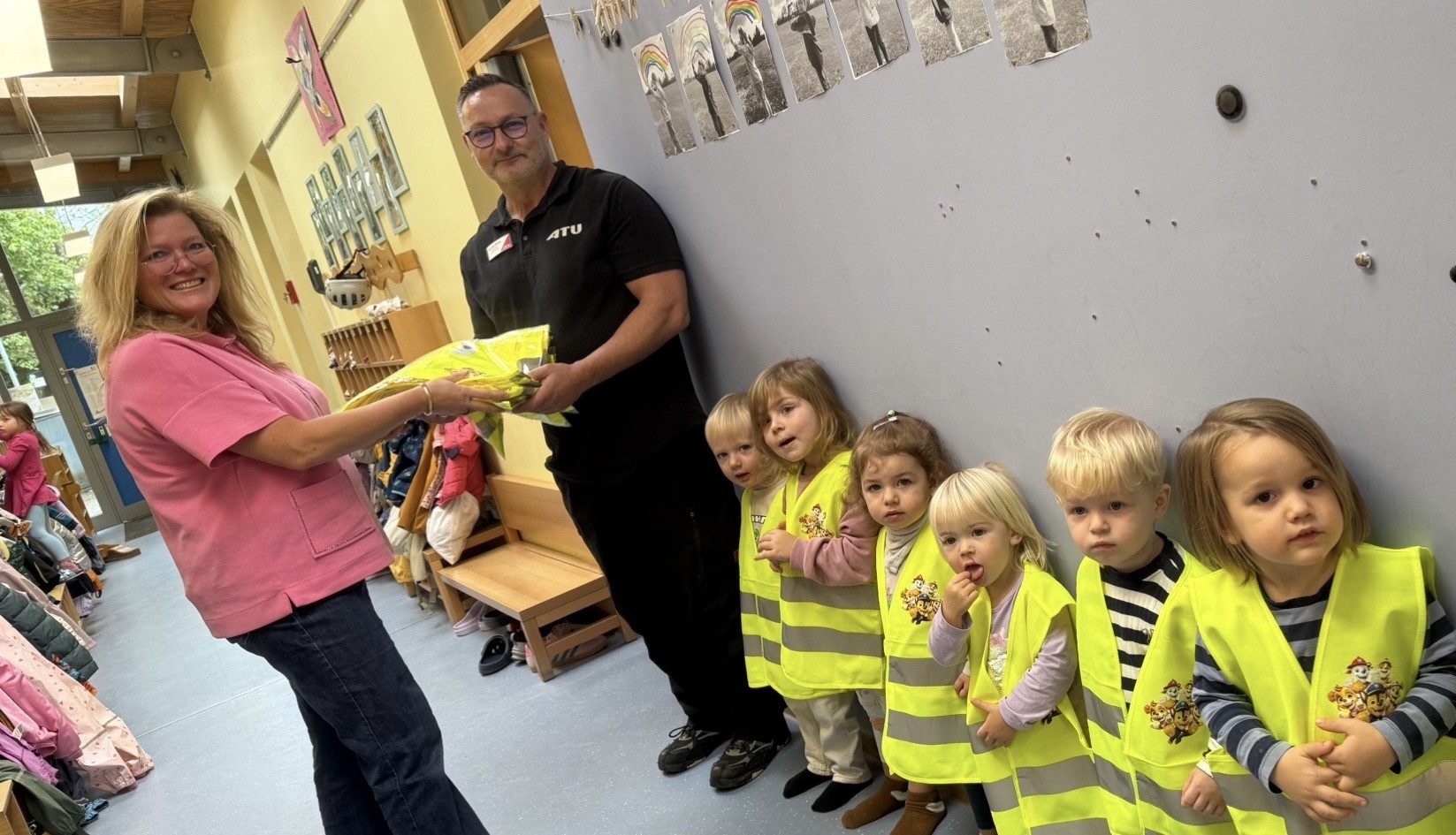 Gut geschützt und bestens sichtbar: Die Kinder der Kita Sausewind freuen sich über die neuen Warnwesten aus der ATU-Aktion.