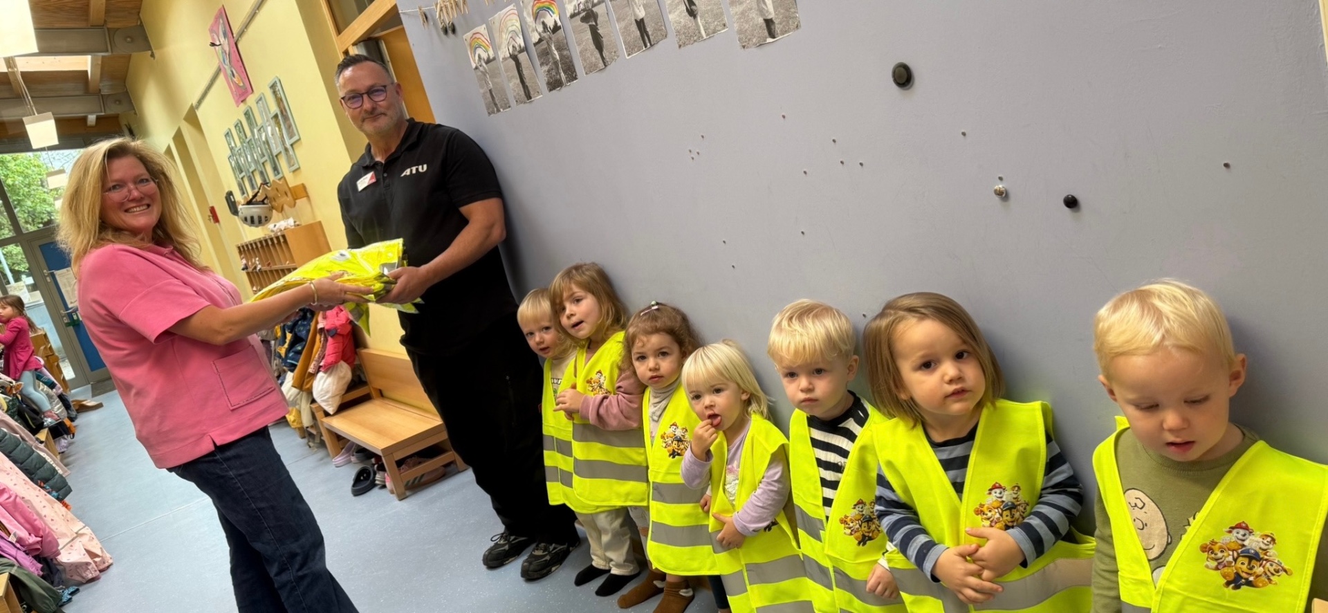 Gut geschützt und bestens sichtbar: Die Kinder der Kita Sausewind freuen sich über die neuen Warnwesten aus der ATU-Aktion.