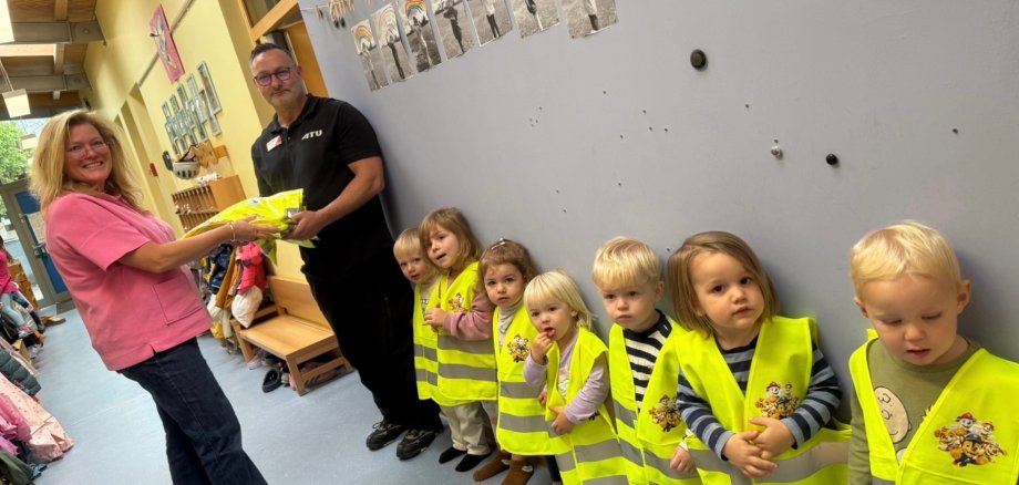 Gut geschützt und bestens sichtbar: Die Kinder der Kita Sausewind freuen sich über die neuen Warnwesten aus der ATU-Aktion.