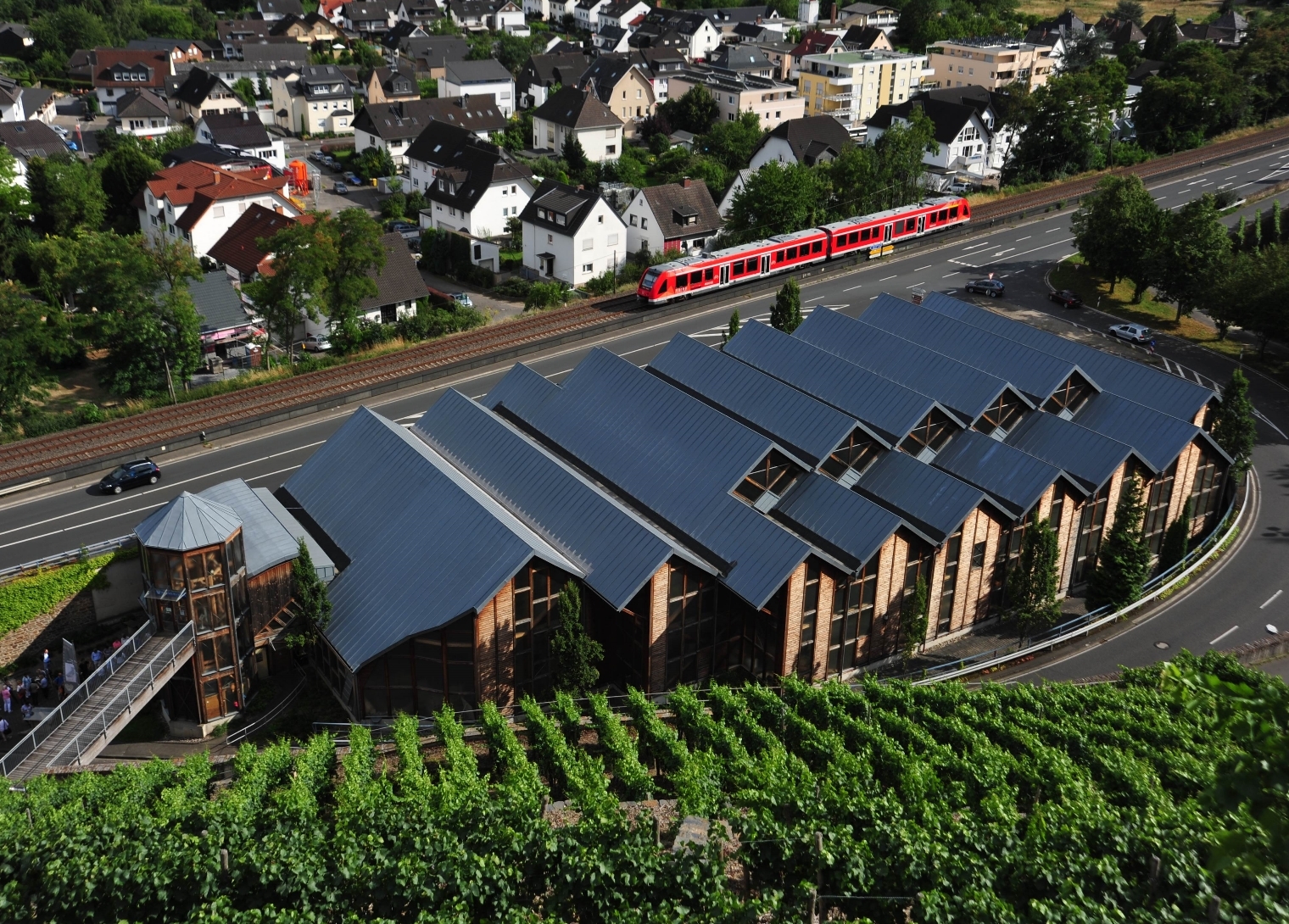Aus den Weinbergen heraus kaum zu übersehen: Das Museum Roemervilla am Fuße des Ahrweiler Silberberges.