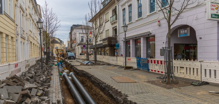Eine aufgerissene Straße mit Leitungen im Jahre 2023. Eine aufgerissene Straße mit Leitungen im Jahre 2023.