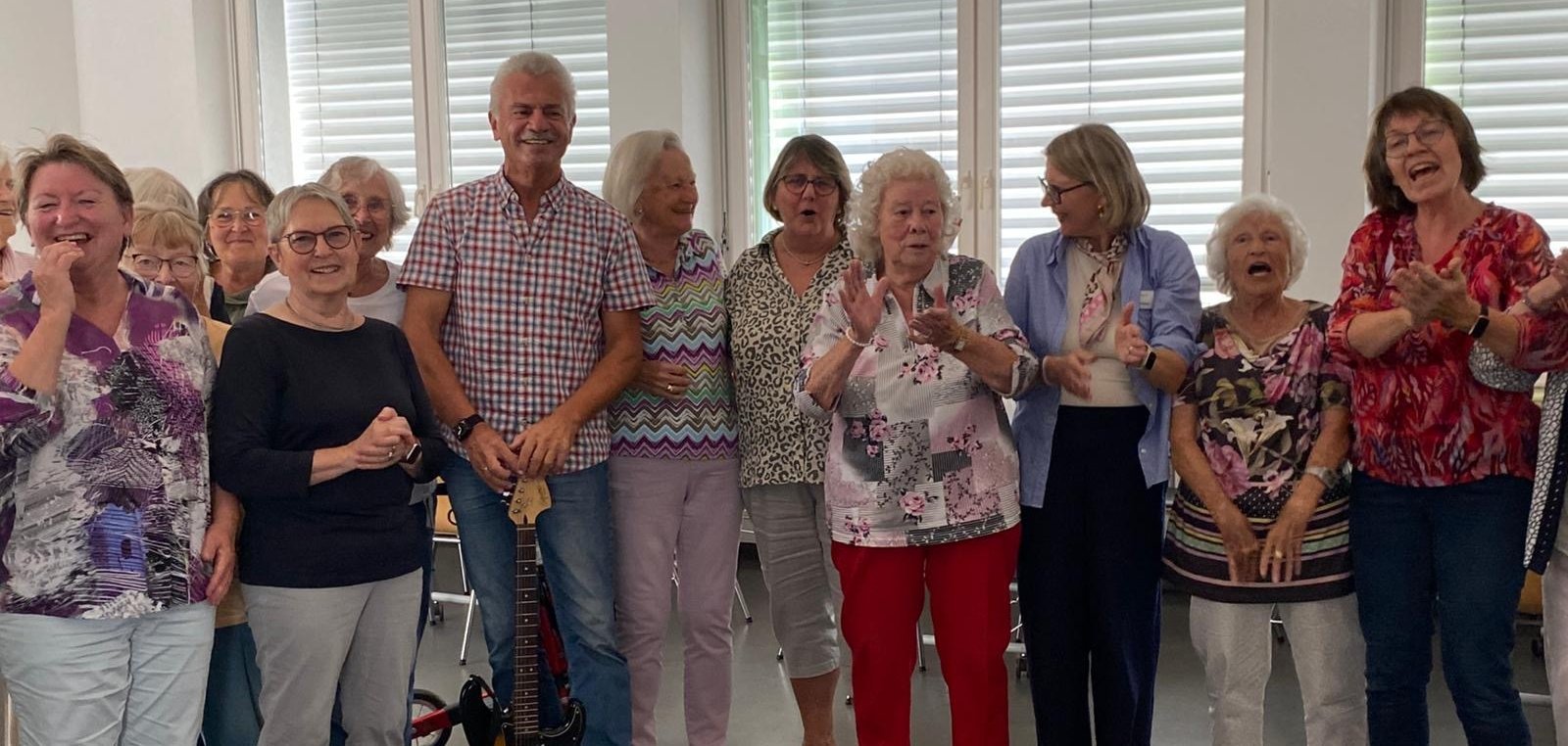 Musik, Bewegung und gute Laune beim Tanzcafé im Mehrgenerationenhaus: Rund 45 Seniorinnen und Senioren waren mit Begeisterung dabei.