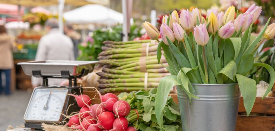 Verkaufsstand auf einem Markt mit Blumen, Radieschen, Spargel Verkaufsstand auf einem Markt mit Blumen, Radieschen, Spargel