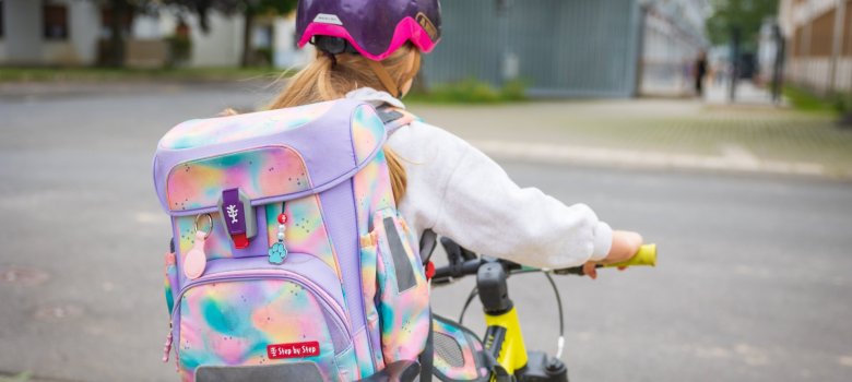 Mädchen schiebt Ihr Fahrrad Mädchen schiebt Ihr Fahrrad